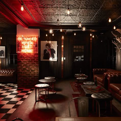 Grungy rock’n’roll mixed with some easy jazz is both the sound and the look here, with nods to 1920s New York not only in the name, but in the Moooi Rabbit Lamp bases used as pendants in the bar – a reference to the Irish-American street gang The Dead Rabbits... Zigarren Lounges, Chesterfield Bank, Whiskey Lounge, Jazz Lounge, Pub Interior, Speakeasy Bar, Jazz Cafe, Pub Design, Jazz Bar