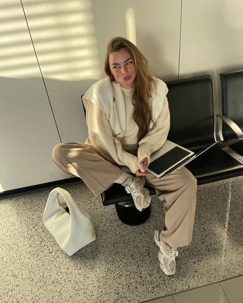 35 of the Chicest White-Sneaker Outfits | Who What Wear Cape Town Outfits, Basic White Sneakers, Outfits With White Sneakers, Airport Attire, White Sneakers Outfit, Town Outfits, Beige Sneakers, Travel Outfit Summer, Sneakers Looks