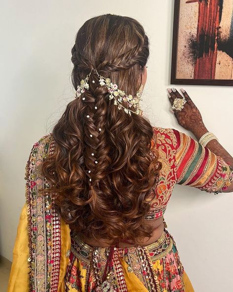 hairstyle for lehenga Hindu Hairstyles, Open Hair Look On Lehenga, Hair Do On Lehnga, Lehnga Open Hairstyles, Lehenga Hairstyles With Maang Tikka, Hairstyles For Lehenga Indian Weddings, Mehendi Hairstyles Brides, Mang Tika Hairstyles Open Hair, Hairstyles For Lehenga