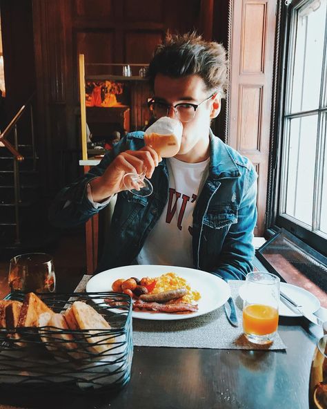 18.6k Likes, 55 Comments - Blake Steven (@blakesteven) on Instagram: “amazing breakfast this morning at Villard at the @newyorkpalace 🙏🏼🙏🏼” Blake Steven, Musician Photography, Amazing Breakfast, Food Photoshoot, Mens Photoshoot Poses, Male Models Poses, Restaurant Photography, Instagram Men, Restaurant Photos