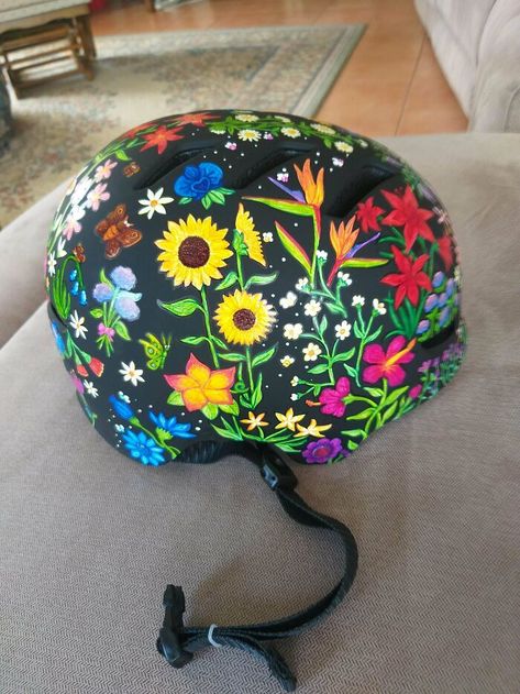 Painted Bike Helmet, Custom Helmet Paint, Helmet Painting, Bike Helmet Design, Helmet Drawing, Paint Bike, Skate Helmet, Helmet Art, Helmet Designs