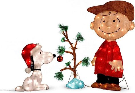 Christmas Charli, Brown Christmas Decorations, Snoopy Christmas Decorations, Christmas Lights Outdoor Trees, Christmas Tree Yard, Snoopy Christmas Tree, Peanuts Gang Christmas, Outdoor Tree Lighting, Charlie Brown Christmas Tree