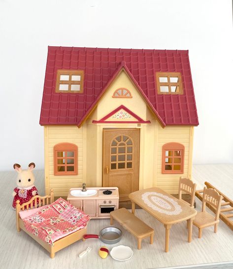 This is the original Calico Critters Cozy Cottage Starter Home complete, and with its original box from Japan.  A classic collector's item!  Everything is included, and is in excellent condition. Please do not hesitate to reach out to me if you have any questions! I have loads more Calico Critters stuff in my shop! https://calicocritterscorner.etsy.com Calico Critters Red Roof Cozy Cottage, Tiny Stuff, Grocery Market, Calico Critters Families, Dollhouse Ideas, Red Roof, Starter Home, Calico Critters, Brown Kraft Paper