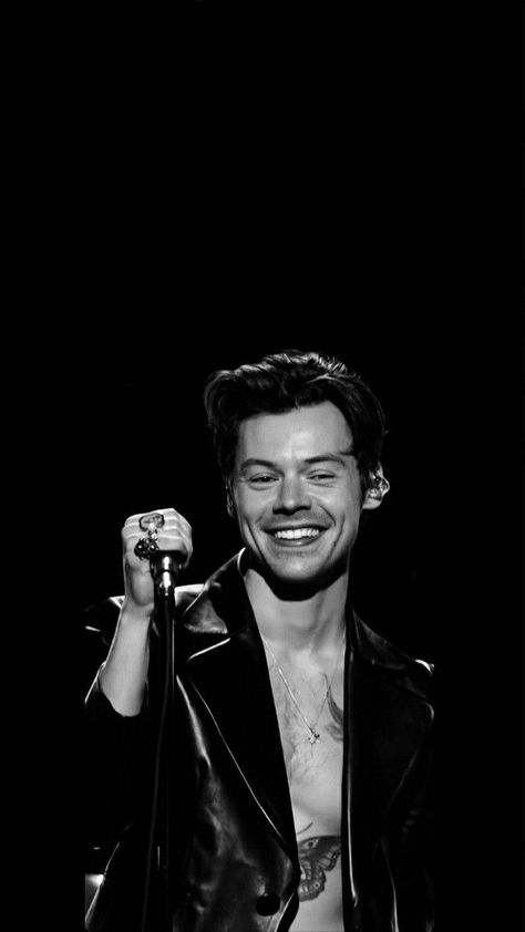 Grammy Harry Styles, Harry Styles Wallpaper Lockscreen, Harry Styles Black And White, Bae Style, Harry Styles Face, Harry Styles Lockscreen, Gambar One Direction, White Instagram, Harry Styles Smile