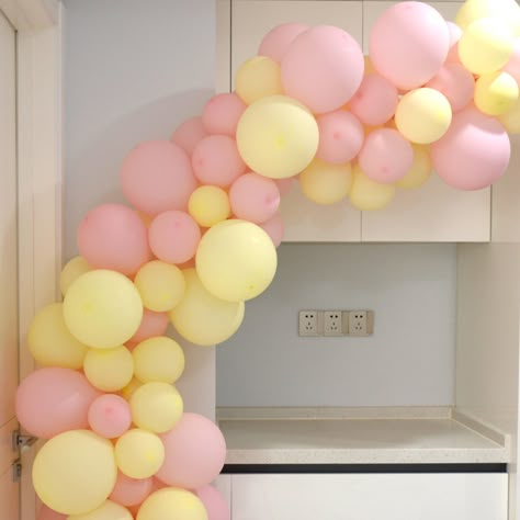 First Birthday Summer, Balloon Garland Birthday, Arch Balloon Garland, Yellow Party Decorations, Yellow Birthday Parties, Pink Birthday Decorations, Arch Balloon, Garland Birthday, Balloons Arch