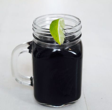 How to Drink Activated Charcoal Powder the Right Way - beautymunsta - free natural beauty hacks & more! Charcoal Lemonade, What Is Activated Charcoal, Activated Charcoal Uses, Charcoal Benefits, Natural Beauty Hacks, Activated Charcoal Benefits, Charcoal Uses, Charcoal Water, Charcoal Powder