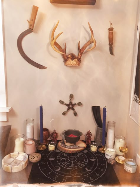 Norse Pagan Altar Ideas, Norse Witchcraft Aesthetic, Norse Altar Inspiration, Norse Paganism Altar, Norse Pagan Alter, Freya Alter Ideas, Odin Altar Ideas, Odin Worship, Norse Pagan Altar Inspiration