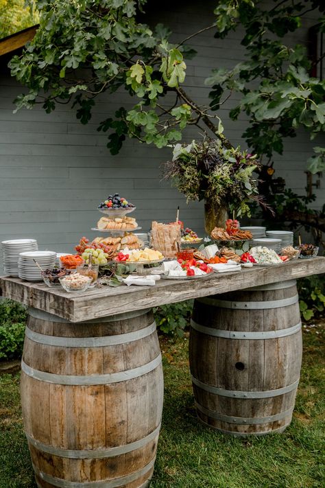 Unique Wedding Food, Cottage Core Wedding, Wine Barrel Table, Romantic Wine, Cottagecore Wedding, Barrel Ideas, Barrel Decor, Deco Champetre, Barrel Table