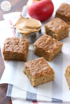 Chewy Peanut Butter Apple Bars Recipe from A Kitchen Addiction @akitchenaddict Apple Bar Recipes, Peanut Butter Apple, Sweets Bar, Apple Bars, Apple And Peanut Butter, No Bake Bars, Cookie Bar Recipes, Peanut Butter Recipes, Bars Recipe