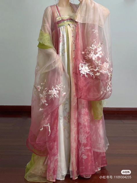 Royal Hanfu, Valyrian Fashion, Chinese Outfits Traditional, Queen Outfits Royal, Female Hanfu, Hanfu Aesthetic, Royalty Clothing, Traditional Asian Clothing, Chinese Princess Dress