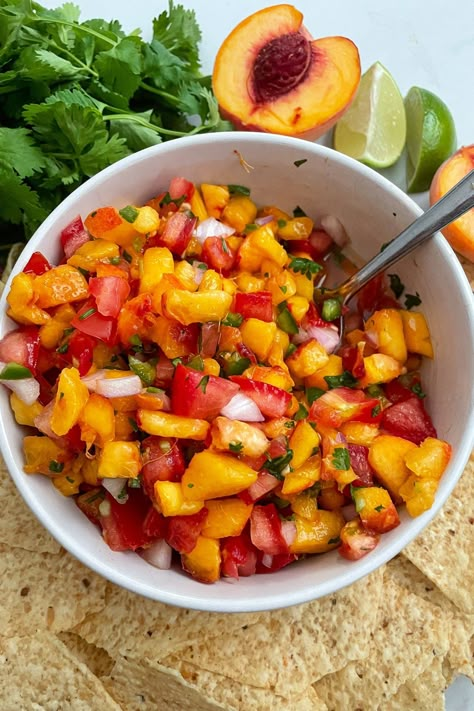 Peach Salsa Recipe, Peach Salsa Recipes, Easy Homemade Salsa, Fiesta Chicken, Homemade Salsa Recipe, Salsa Recipes, Salsa Fresca, Peach Salsa, Spicy Salsa