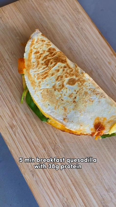 Eggs Spinach, Breakfast Quesadilla, Red Pesto, Tortilla Wrap, Quesadilla Recipe, Makanan Diet, High Protein Breakfast, Healthy Dinner Recipes Chicken, Protein Breakfast