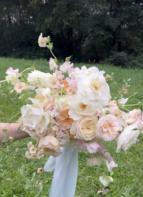 White And Peach Wedding Flowers, Garden Wedding Bouquet, Bridal Bouquet Pink, Florals Wedding, Wedding Moodboard, Sage Green Wedding, Fantasy Wedding, Wedding Flower Inspiration, Wedding Bridal Bouquets