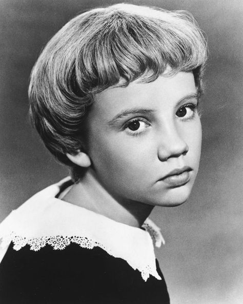 Bowl Haircut Women, Hailey Mills, Pageboy Hairstyle, Vintage Haircuts, Pageboy Haircut, Hayley Mills, Portrait Practice, Bowl Haircuts