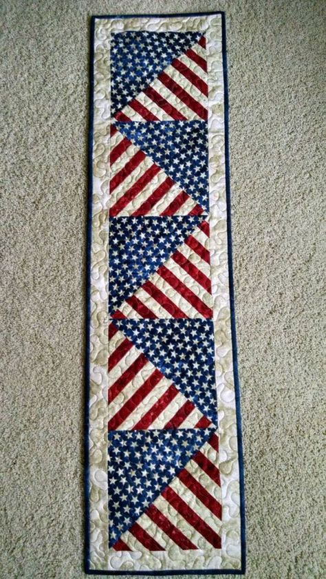 20 DIY Quilted Table Runner Ideas For All Year Round (6) Patriotic Table Runner, Flag Quilt, Holiday Table Runner, Quilted Table Runners Patterns, Patriotic Quilts, Quilt Of Valor, Quilted Table Toppers, Holiday Quilts, Table Runner And Placemats