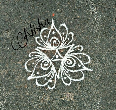 Artistic Rangoli, Rangoli Flower, Daily Muggulu, Small Kolam, Easy Rangoli Designs Videos, Very Easy Rangoli Designs, Rangoli Designs Photos, Rangoli Designs Simple Diwali, Rangoli Simple