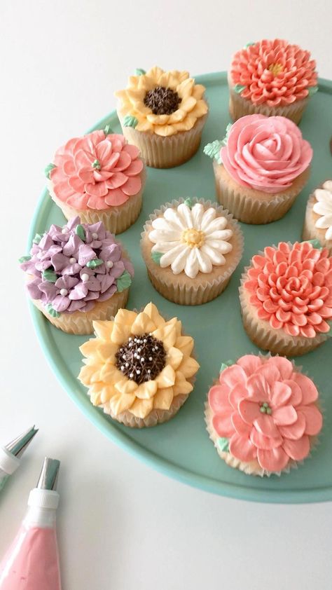 #Kids�PartyFavorites Buttercream Flowers Cupcakes, Mini Torte, Cupcake Decorating Tips, Buttercream Flower Cake, Buttercream Flower, Cupcake Cake Designs, Floral Cupcakes, Cake Decorating Piping, Cake Decorating Frosting