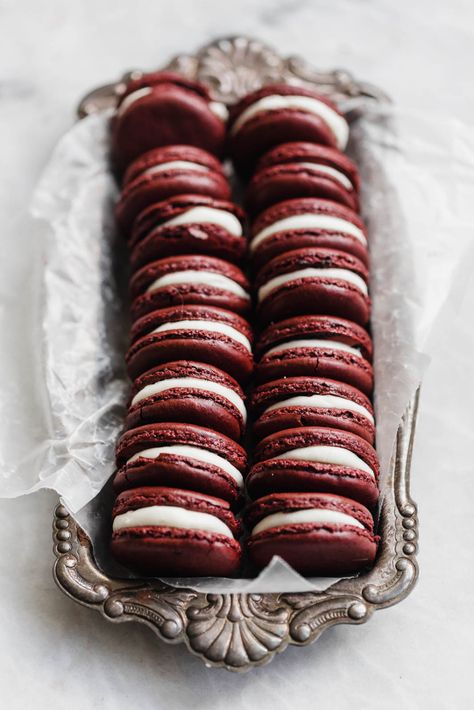 Red Velvet Macarons with cream cheese frosting - Broma Bakery Red Velvet Macarons Recipe, Red Velvet Macarons, Bolo Red Velvet, Props Ideas, Red Velvet Recipes, Broma Bakery, Keto Treats, Baking Journal, Heart Cakes