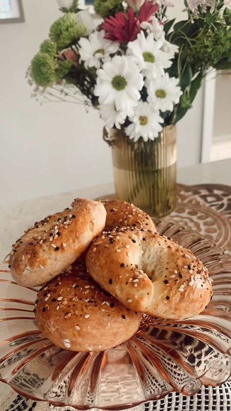 You HAVE to try these yummy everything bagels using Painterland Sisters skyr! Here’s what ya need (for 4 bagels): - 1 cup of flour - 2 tsp. baking powder - Pinch of salt - 1 (5.3 oz) plain Painterland Sisters skyr - 1 egg + splash of water - Everything but the bagel seasoning Full recipe linked below! Recipes With Skyr, Healthy Bagels, Skyr Recipe, Healthy Bagel, Everything Bagels, Everything But The Bagel Seasoning, Everything But The Bagel, Splash Of Water, Bagel Seasoning