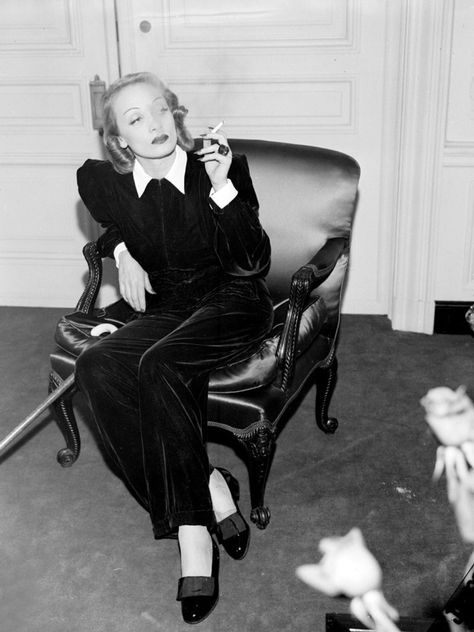 Marlene Dietrich in the 30's dressed in a suit, from a site disusing the female dandy Dandy Style, Greta Garbo, Velvet Suit, Marlene Dietrich, Old Hollywood Glamour, Vintage Glamour, Hollywood Glamour, Up Girl, Classic Hollywood