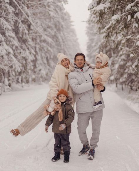 Snow Family Pictures, Shooting Pose, Winter Family Photoshoot, Winter Family Photography, Family Photos What To Wear, Christmas Pictures Outfits, Christmas Family Photoshoot, Large Family Photos, Snow Photoshoot