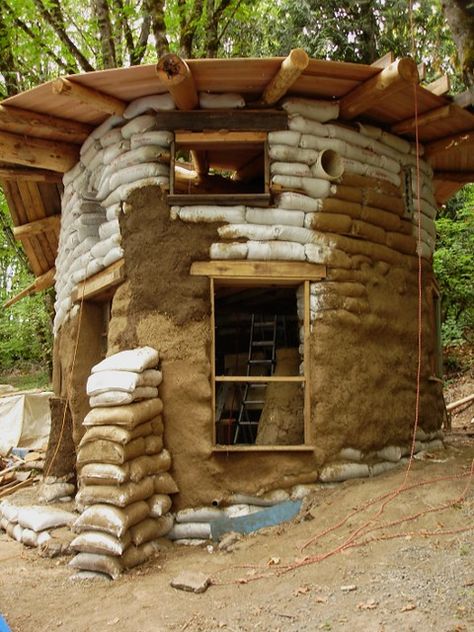 Eco Construction, Earth Bag Homes, Silo House, Earth Bag, Earthship Home, Small Building, Earth Sheltered, Natural Homes, Cob House