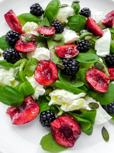 Cherry caprese salad with blackberries - Throughthefibrofog Low Histamine Lunch, Blackberry Salad, Cherry Salad, Buffet Style Dinner, Cherries Salad, Aphrodisiac Foods, Fibro Fog, Low Histamine Diet, Mozzarella Salad