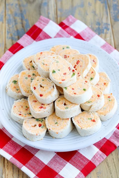 Pimento Cheese Pinwheels make a great finger food for a party! Whip up a batch of pimento cheese and then spread in a healthy wrap for an easy spring appetizer. Low carb too. Pine Wheel Recipe, Pimento Cheese Roll Ups, Pimento Cheese Appetizer Ideas, Jalapeno Pimento Cheese Recipe, Pimento Cheese Pinwheels, Pimento Cheese Appetizer, Food For A Party, Spring Appetizer, Healthy Wrap