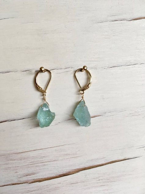 Raw Stone Earrings, Stone Jewelry Diy, Diy Gemstone Jewelry, Raw Gemstone Jewelry, Stone Jewellery, Earring Dangle, Earrings Stone, Stone Dangle Earrings, Aquamarine Earrings