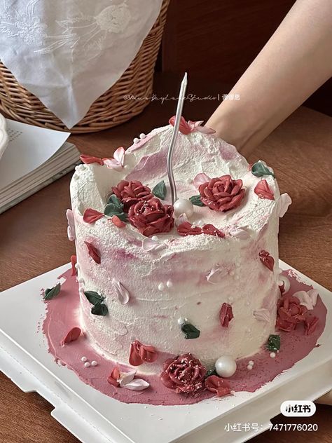 Beautiful Cake Aesthetic, Cake Art Aesthetic, Cake Aesthetic Korean, Rose Cake Aesthetic, Roses Birthday Cake, White Rose Cake, Birthday Cake With Roses, Cute Cakes Aesthetic Pink, Korean Cakes