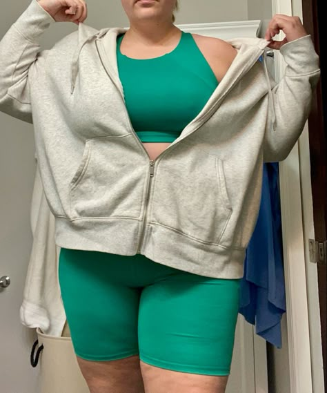 A plus sized, size 16/18 body is wearing a matching Kelly green bike short and sports bra set under an oversized light grey hoodie Athletic Outfits Plus Size, Gym Clothes Plus Size, Plus Size Casual Summer Outfits, Plus Size Gym Outfits, Summer Outfit Plus Size, Plus Size Athleisure Outfits, Aesthetic Outfits Plus Size, Athleisure Outfits Summer, Outfit Gym