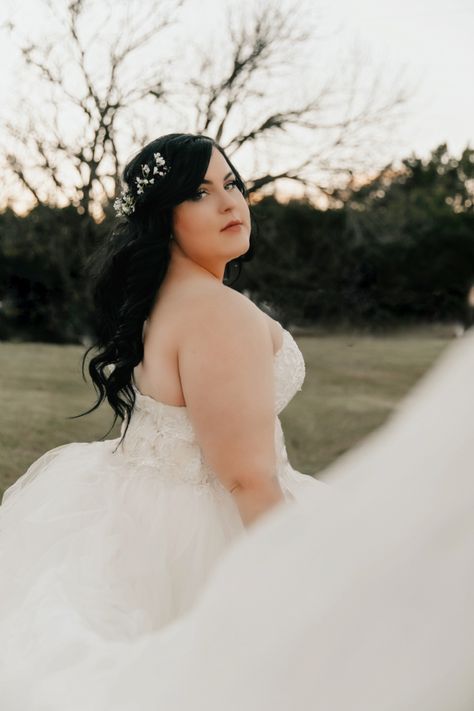 Plus Size Wedding Poses Curvy Bride, Plus Size Bridal Photography Poses, Plus Size Brides Photography, Poses For Plus Size Brides, Wedding Pictures Plus Size Bride, Bridal Portraits Plus Size, Wedding Poses For Plus Size Couples, Plus Size Bridal Photography, Plus Size Bride Poses Photo Ideas