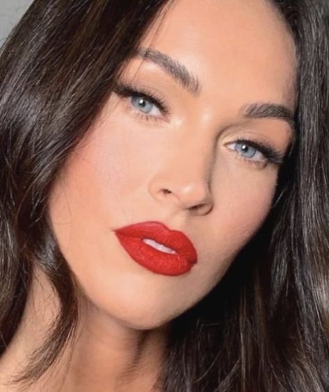 Red Lips Tutorial, Makeup Looks Ideas, Red Lipstick Makeup Looks, Hair Blowout, Red Lips Makeup Look, Red Lipstick Makeup, Brunette Makeup, Brown Hair Blue Eyes, Celebrity Makeup Looks