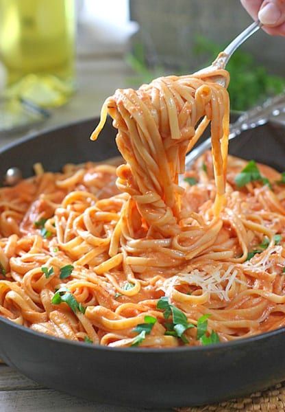 Tomato Pasta being served with a fork Pasta With Tomato Cream Sauce, Tomato Cream Sauce Pasta, Cream Sauce Pasta, Tomato Cream Sauce, Resep Pasta, Salad Pasta, Tomato Pasta, Goulash, Idee Pasto Sano