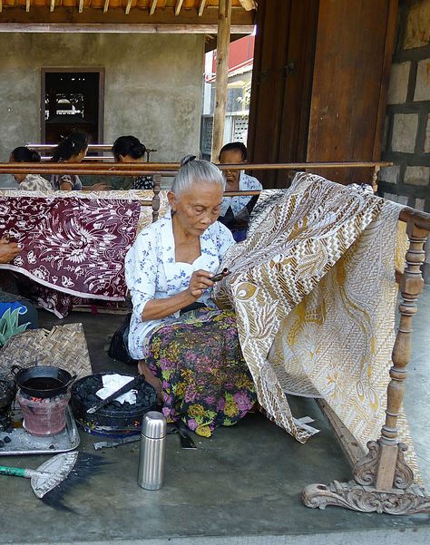 Batik craftswomen in Java, Indonesia drawing batik. Edith Head Designs, Ap Drawing, Advanced Photography, Batik Kebaya, Global Textiles, Indonesian Art, Textile Museum, Indonesian Batik, Batik Art