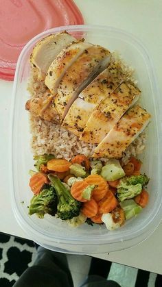 Pinterest: @aalaaaatya Chicken Brown Rice, Chicken And Brown Rice, Berbuka Puasa, Good Eat, Idee Pasto Sano, Lunch Meal Prep, Meal Prep Ideas, Meal Prepping, Healthy Meal Prep