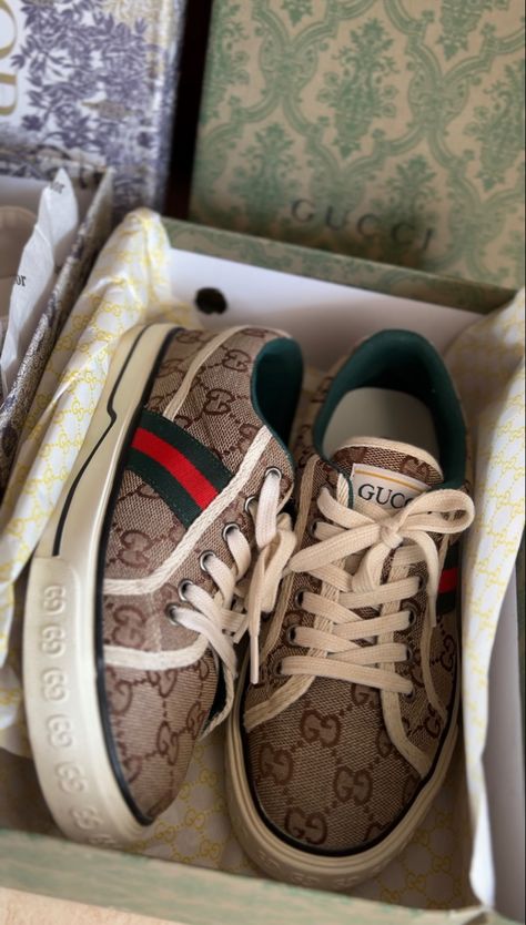 Trendy Shoes Sneakers, Jhene Aiko, Shoes Gucci, Gucci Sneakers, Elegant Dresses Classy, Cute Sneakers, Swag Shoes, Shoe Art, Nike Shoes Women