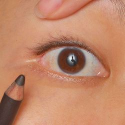 How To Tightline Eyes - wikiHow Tightline Eyes, Invisible Eyeliner, Tightlining Eyes, Bumps Under Eyes, Hooded Eye Makeup Tutorial, Makeup Over 50, Eyeliner For Beginners, Firming Eye Cream, Skincare Hacks