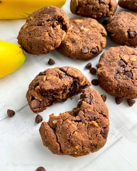 CHOCOLATE PROTEIN BREAKFAST COOKIES (VEGAN) - Nutritionist Mom Chocolate Protein Breakfast, Protein Breakfast Cookies, Soft Oatmeal Cookies, Banana Bread Vegan, Protein Banana Bread, Easter Dishes, Protein Bread, Banana Protein, Veggie Meals