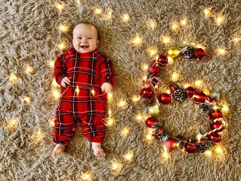 December Milestone Baby Pictures, Baby Milestone Pictures, Torturi Baby Shower, Baby Holiday Photos, Baby Christmas Photography, Mother Baby Photography, Christmas Baby Pictures, Baby Milestones Pictures, Baby Christmas Photos