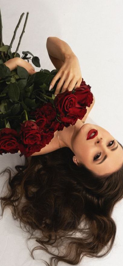 Women Photoshoot With Flowers, Birthday Shoot 25, Birthday Inspo Photoshoot, Photoshoot With Red Roses, Birthday Photoshoot Ideas Flowers, Poses With Roses Photo Ideas, Flower Shoot Photoshoot, Photoshoot With Roses Photo Ideas, Birthday Photoshoot Ideas With Flowers