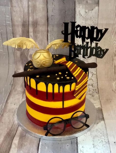 Buttercream Drip Cake, Tort Harry Potter, Harry Potter Motto Party, Harry Potter Theme Cake, Buttercream Drip, Harry Potter Desserts, Gateau Harry Potter, Harry Potter Theme Birthday, Halloween Cauldron