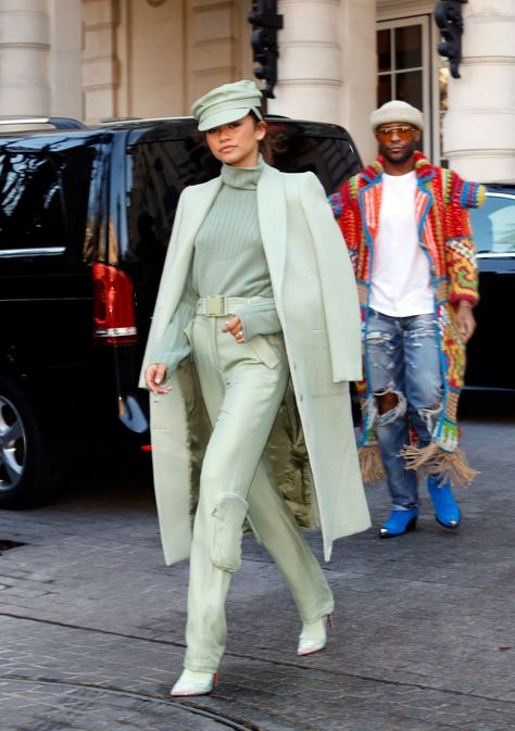 Mode Zendaya, Estilo Zendaya, How To Wear A Blanket Scarf, Zendaya Outfits, Zendaya Style, Fashion Week Outfit, Monochrome Outfit, Zendaya Coleman, Green Outfit