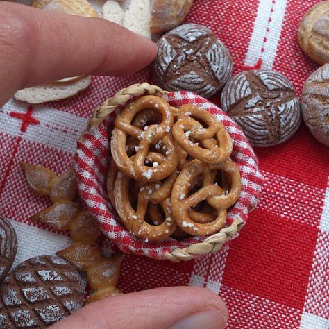 Sculpted bretzel / pretzel out of polymer clay :) #miniature #minifood | Flickr - Photo Sharing! Miniature Food Tutorials, Miniture Food, Polymer Clay Miniature, Barbie Food, Country Kitchens, Doll Food, Dollhouse Food, Cute Polymer Clay, Polymer Clay Miniatures