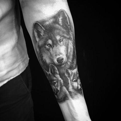 719 curtidas, 9 comentários - Jimi May (@jimimay) no Instagram: “Family of wolves 🐺 for Aleks first tattoo.  @_littletokyo_  #wolf #wolftattoo #blackandgrey…” Half Sleeve Tattoos Wolf, Wolf Tattoo Shoulder, Bella Tattoo, Wolf Pack Tattoo, Wolf Tattoo Forearm, Band Tattoos For Men, Leopard Tattoo, Family Tattoos For Men, Cubs Tattoo