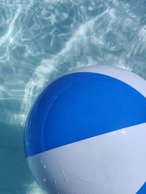 Inflatable Pool Aesthetic, Beach Ball Aesthetic, Light Blue Summer Aesthetic, Light Blue Beach Aesthetic, Pool Float Aesthetic, Blue Pool Aesthetic, Pool Aesthetic Photos, Summer Blue Aesthetic, Blue Summer Aesthetic