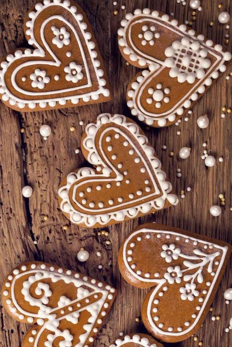 15 Ideas How To Decorate Heart Sugar Cookies And Impress Your Boyfriend Valentine Gingerbread Cookies, Gingerbread Cookie Designs, Christmas Cookie Designs, Cookies For Valentines Day, Cookies For Valentines, Heart Cookies Decorated, Gingerbread Designs, Decorate Sugar Cookies, Gingerbread Icing