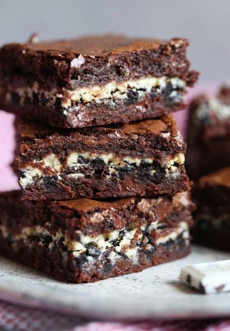 Cookies and Cream Stuffed Brownies | Cookies and Cups Cookies And Cream Bars, Perfect Brownie Recipe, Brownies Decorados, Stuffed Brownies, Cookies And Cups, Cookies Cream, White Chocolate Cookies, Blondies Recipe, Dark Chocolate Cakes