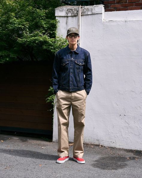 Mens Denim Shirt Outfit, Beige Jeans Outfit, Japan Style Outfits, Khaki Pants Outfit Men, Old Man Outfit, Khaki Pants Outfit, Denim Shirt Outfit, Jeans Outfit Men, Pants Outfit Men