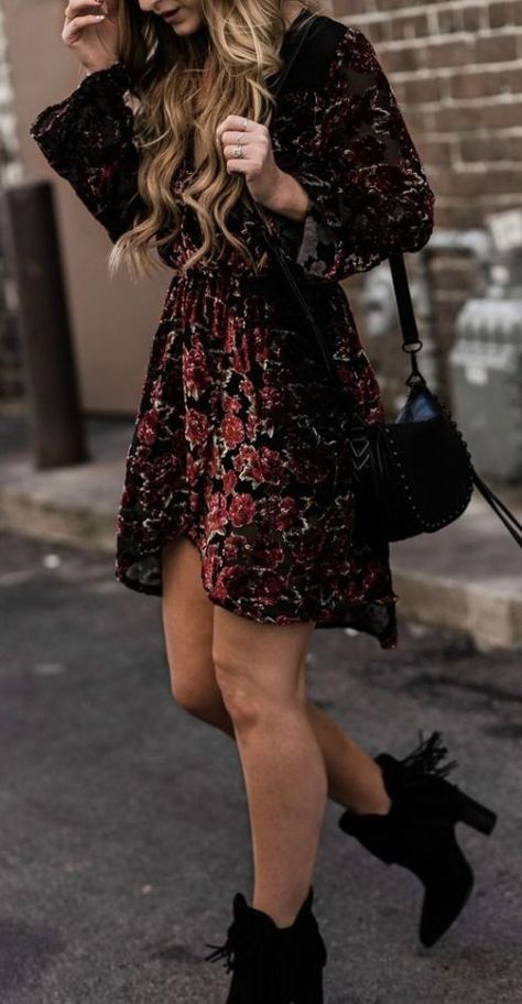 Florals Outfits, Cute Date Night Outfits, Cute Date Night, Floral Velvet Dress, Look Boho Chic, Cute Date, Florida Fashion, Mode Boho, Fashionable Outfits